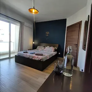 Séjour chez l'habitant Airport Bedroom With Your Own Private Bathroom Self Check In And Self Check Out Air-condition Included, Mqabba
