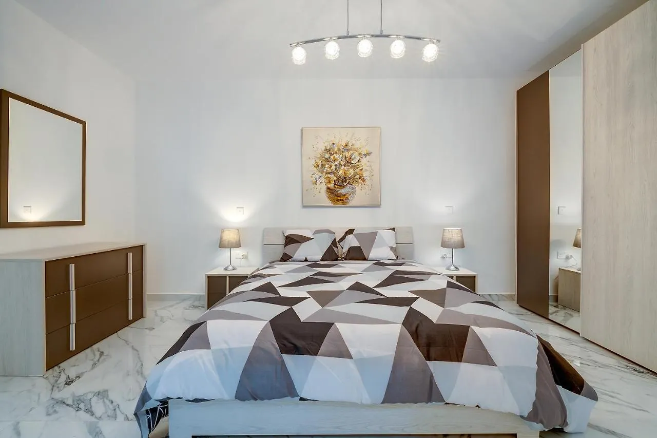 Cosy Apartment Steps To St George'S Bay San Ġiljan
