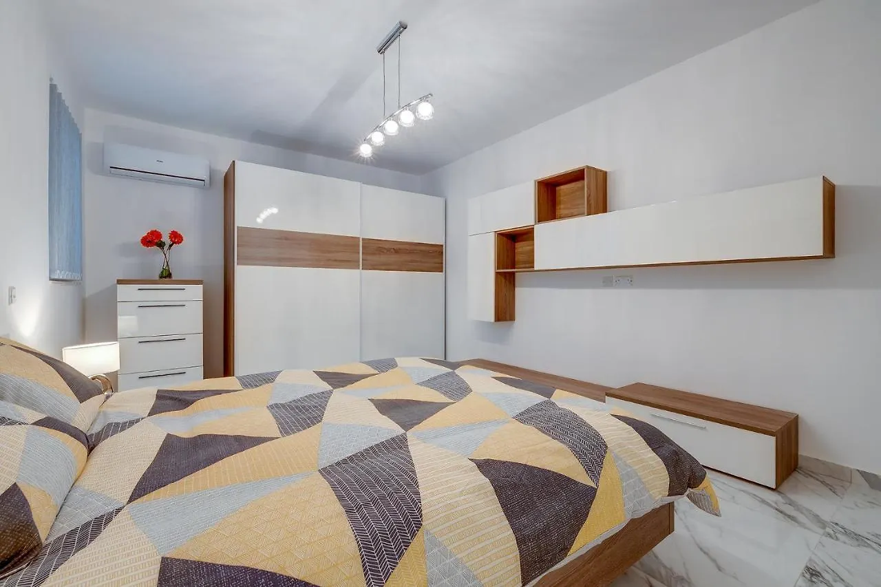 Cosy Apartment Steps To St George'S Bay San Ġiljan Malta
