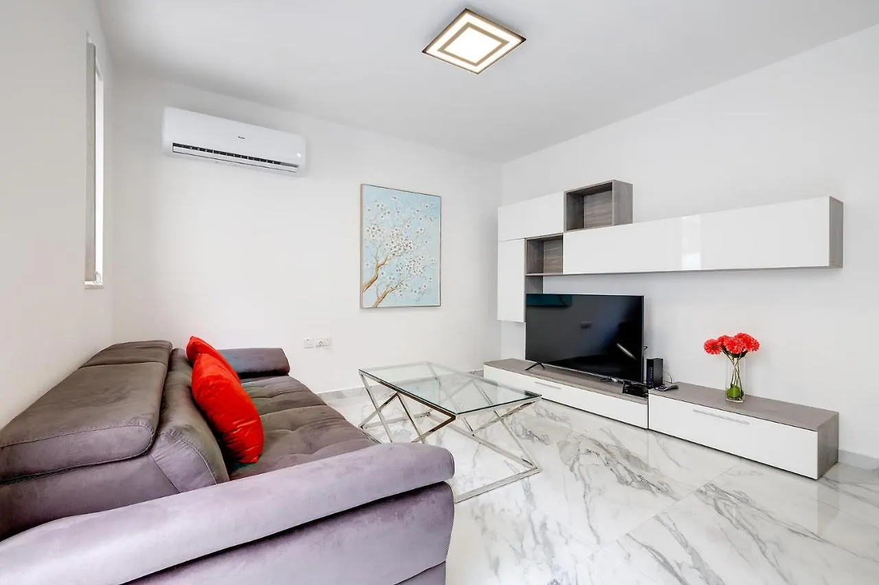 Cosy Apartment Steps To St George\'S Bay contacts