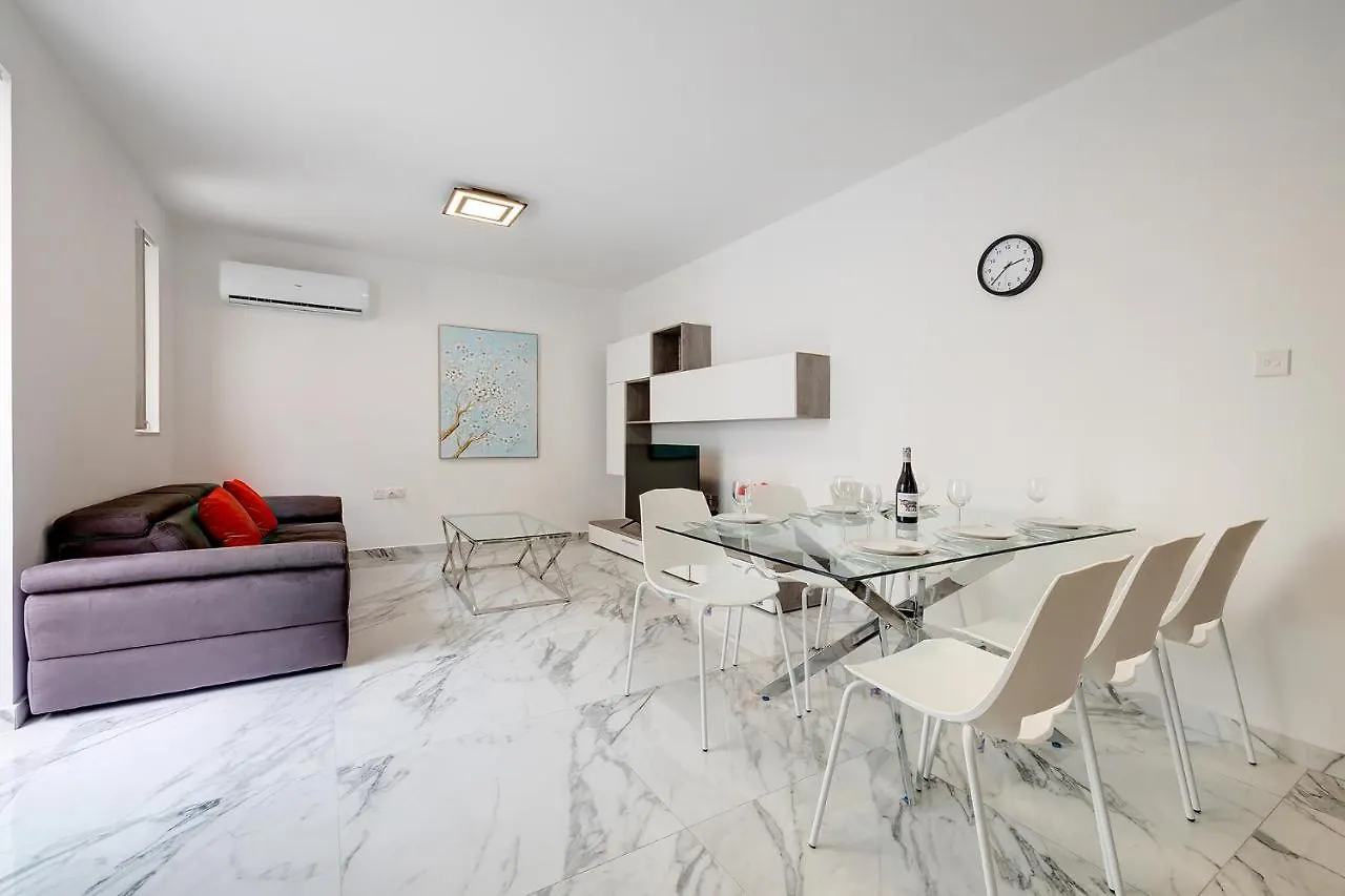 Cosy Apartment Steps To St George'S Bay Saint Julian's Malta
