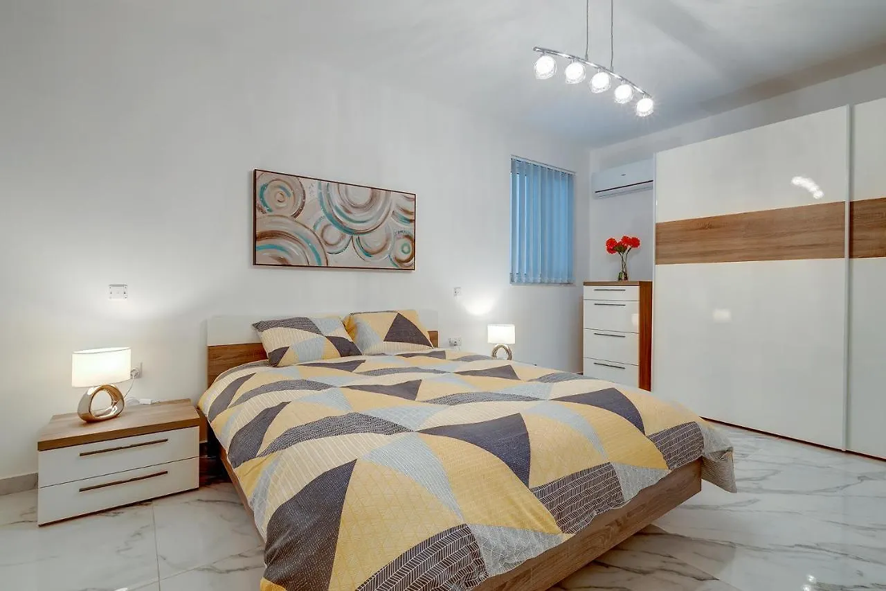 Cosy Apartment Steps To St George'S Bay Saint Julian's Malta