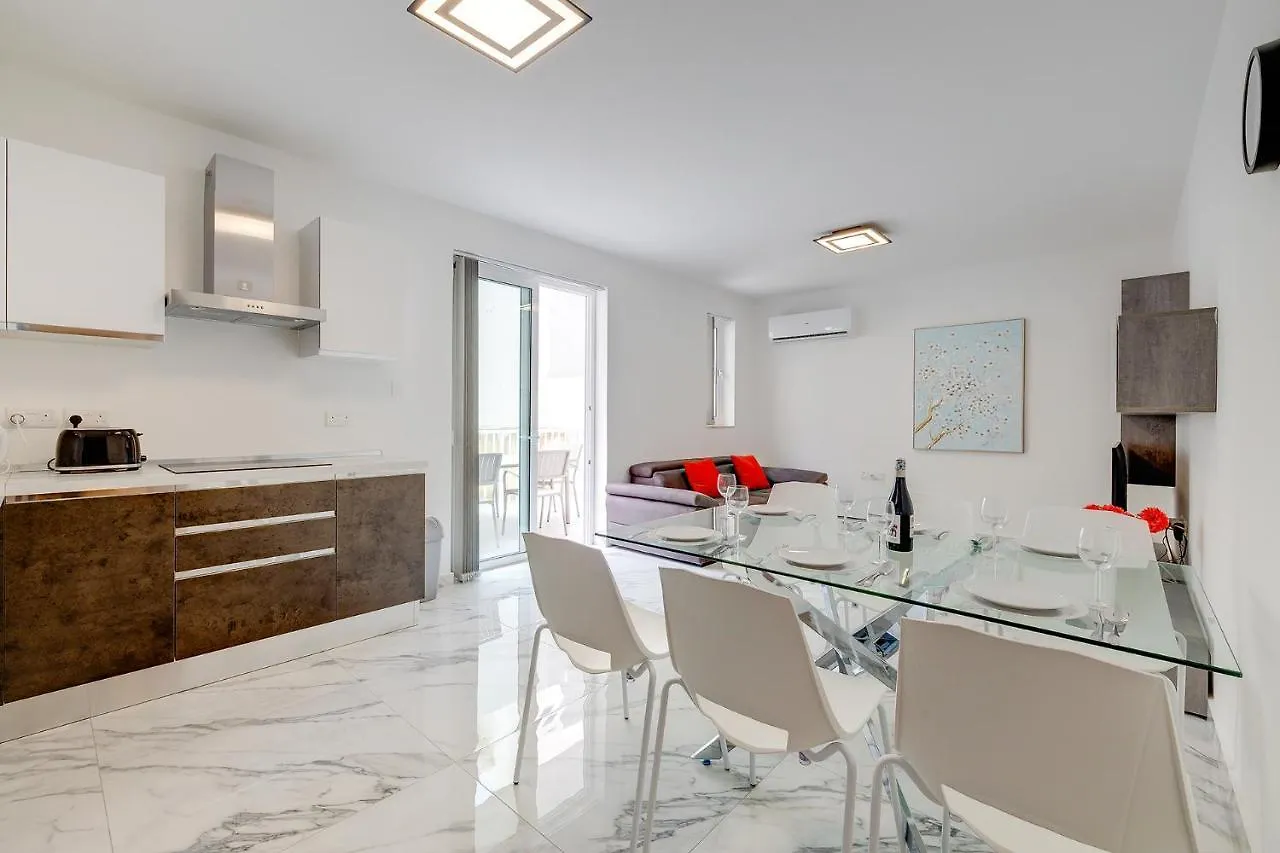 Cosy Apartment Steps To St George'S Bay Saint Julian's 0*,  Malta