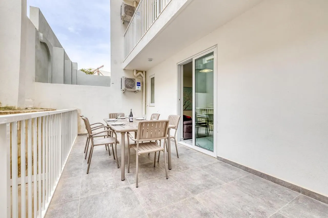 Cosy Apartment Steps To St George'S Bay Saint Julian's