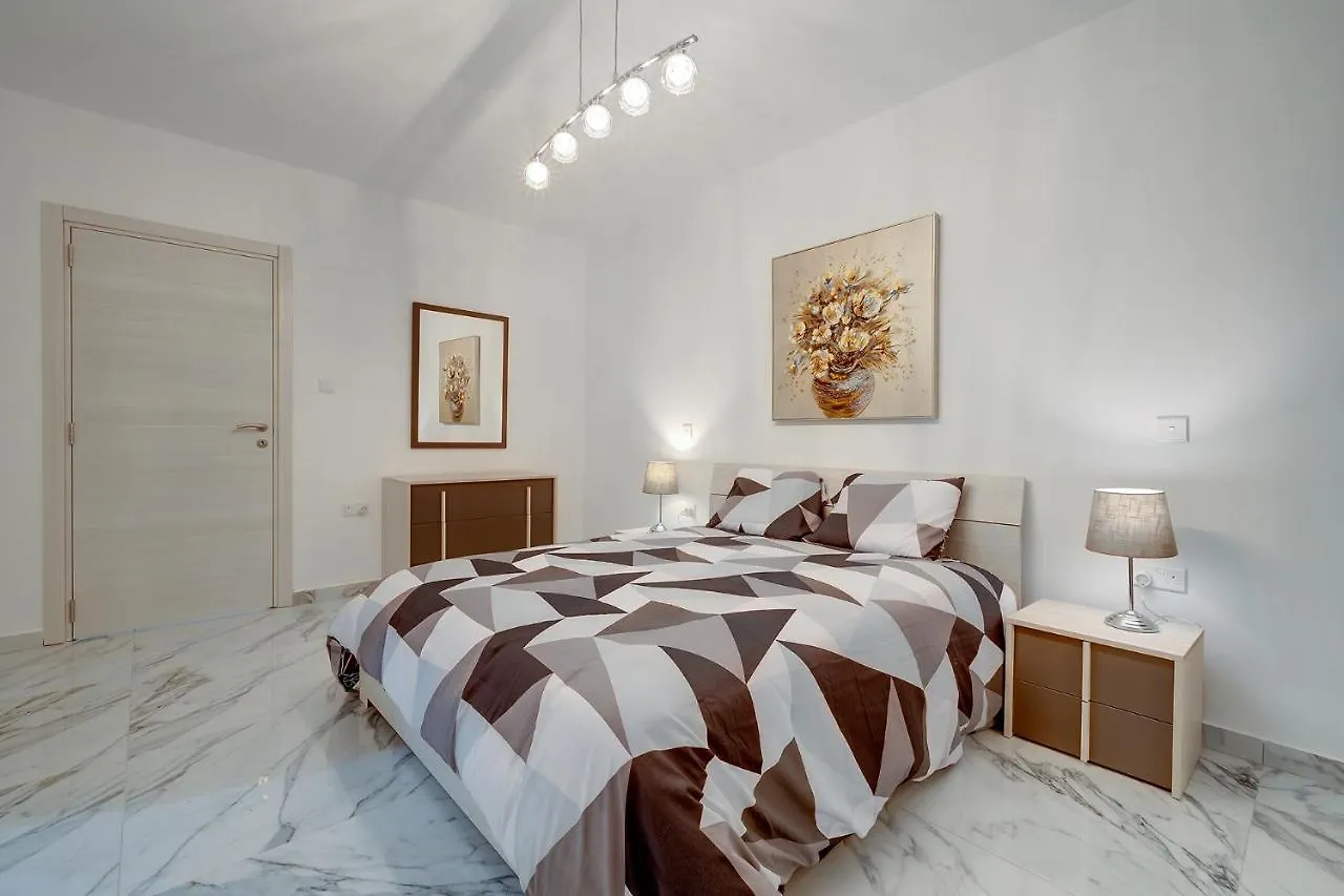 Cosy Apartment Steps To St George'S Bay Saint Julian's 0*,  Malta